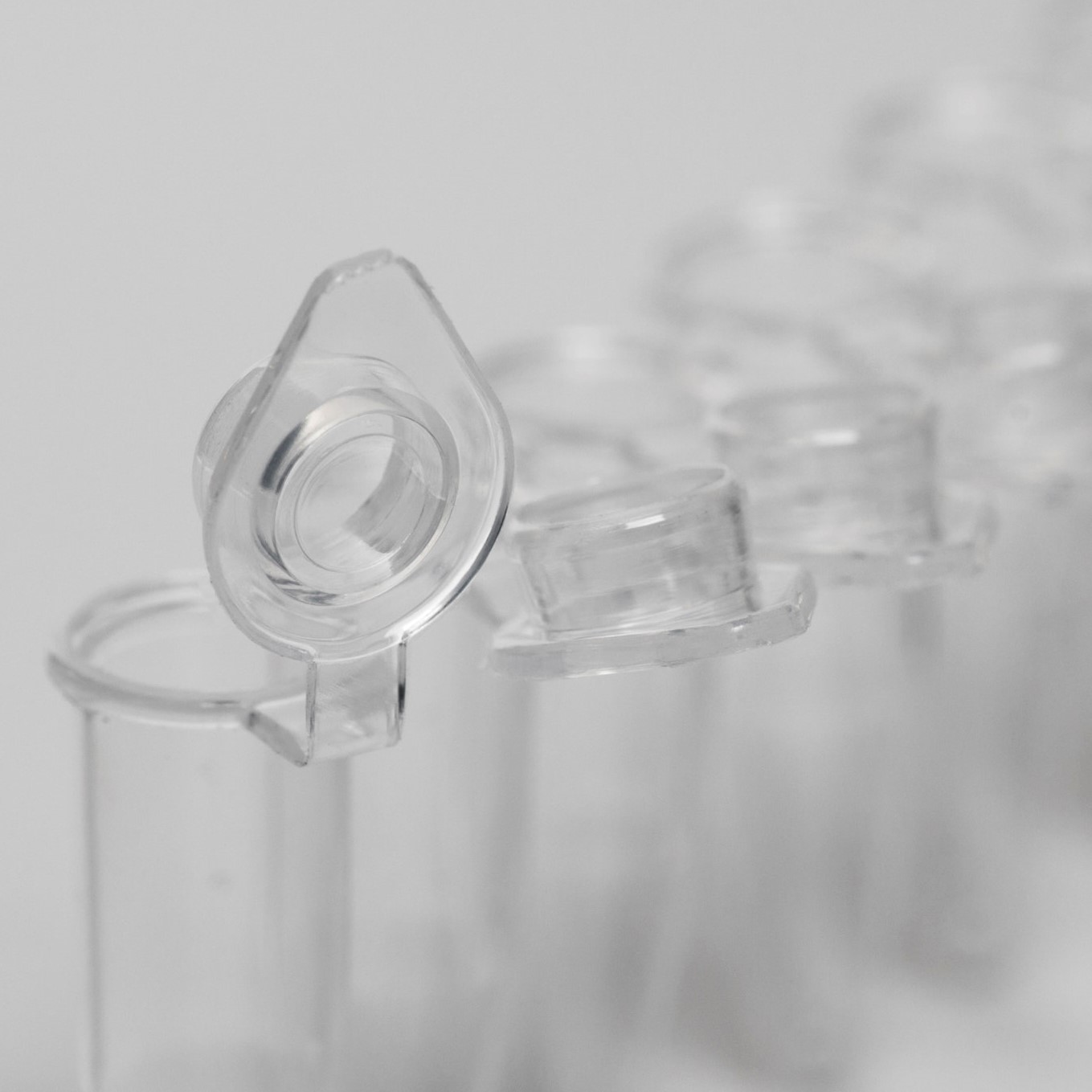 PCR tubes 0.2 ml natural PP strips w/8 tubes individually attached flat caps PCR ready 20.000G